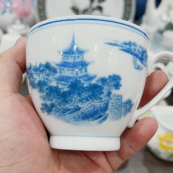 杯釉下五彩的瓷器在瓷器