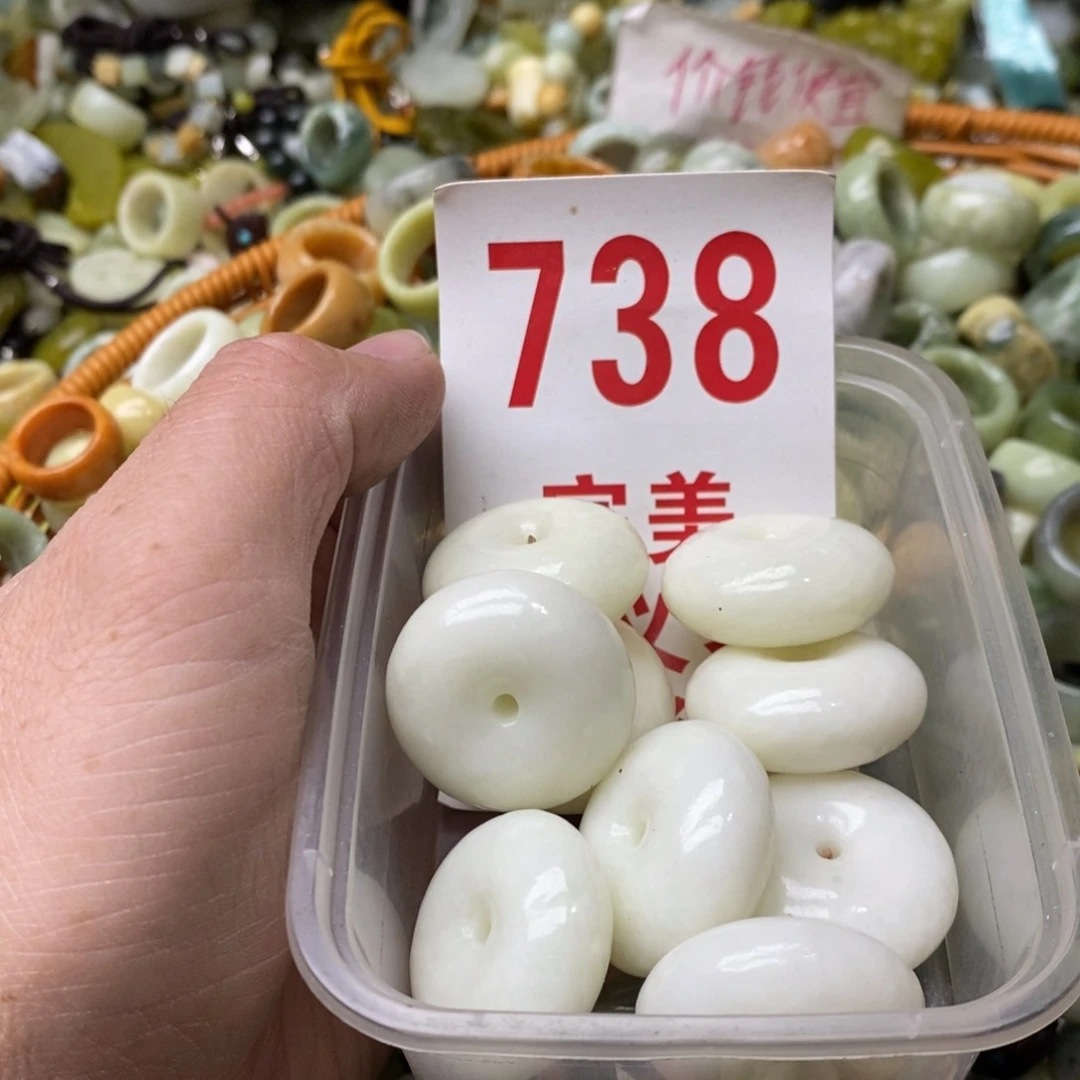 蛇纹石玉挂坠未镶嵌