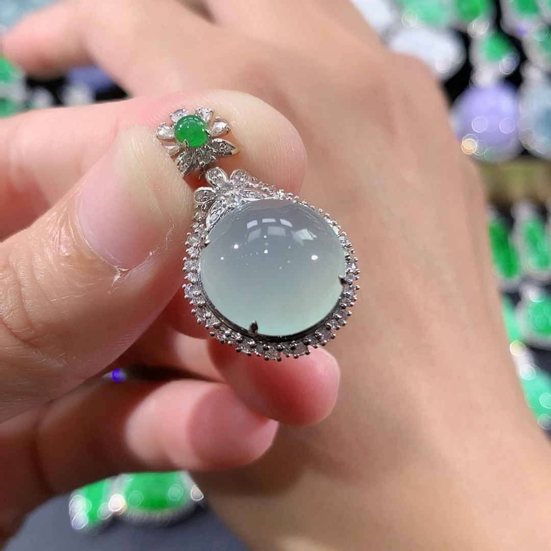 翡翠18K金镶嵌颈饰