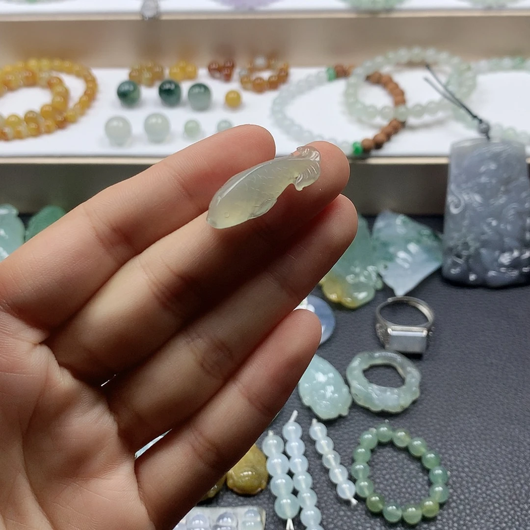 翡翠未镶嵌颈饰鱼