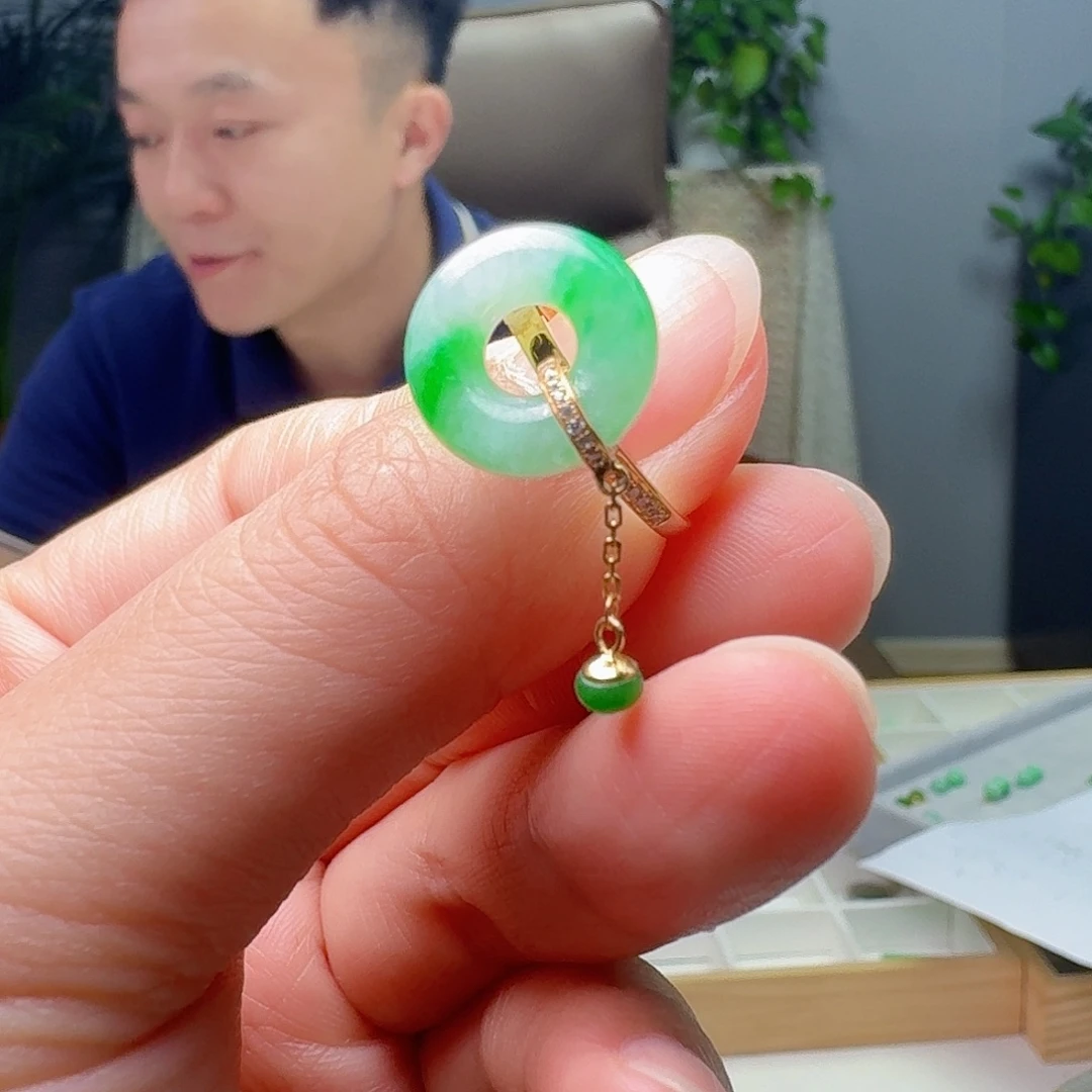 18K金镶嵌戒指翡翠天然