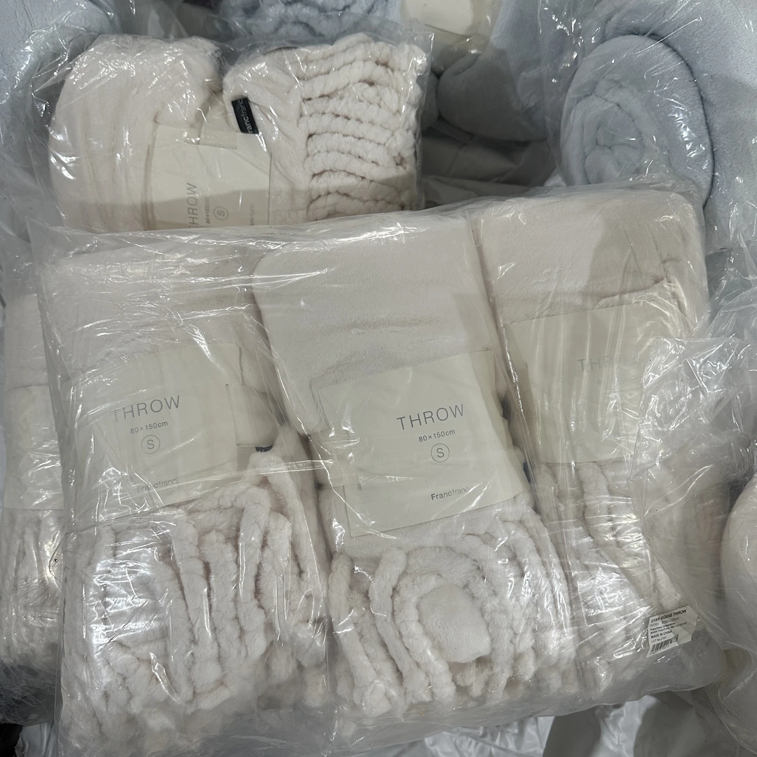 《辉岳》约130x170奶白色牛奶绒顺滑披肩毛毯 发一个