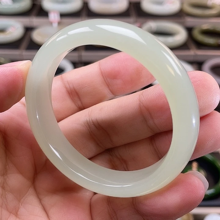 和田玉未镶嵌手镯（葡萄肉）