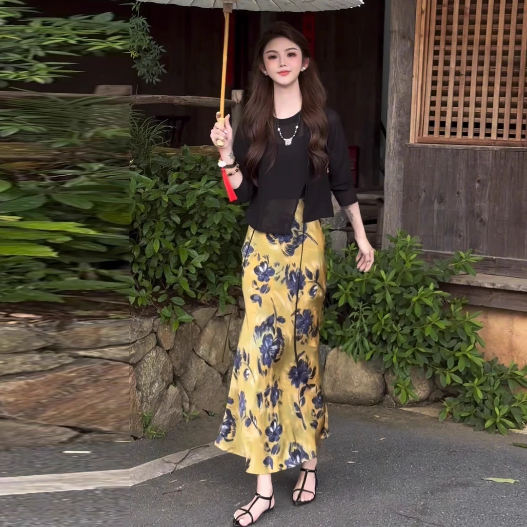 时尚洋气质套装女2025夏季新款显瘦减龄设计感不规则圆领短袖上衣