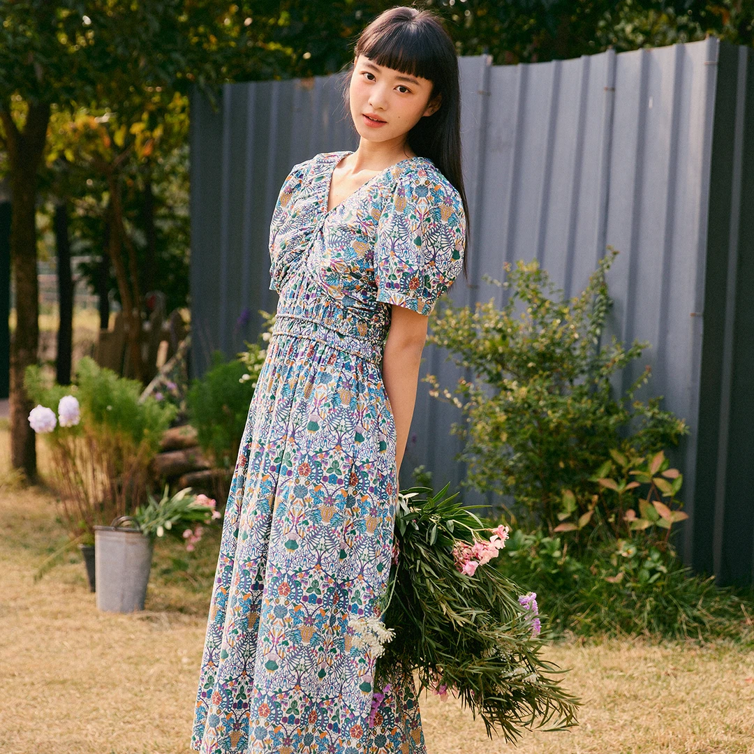 费依优雅淑女浪漫V领连衣裙女2025夏季新款设计感碎花中长连衣裙