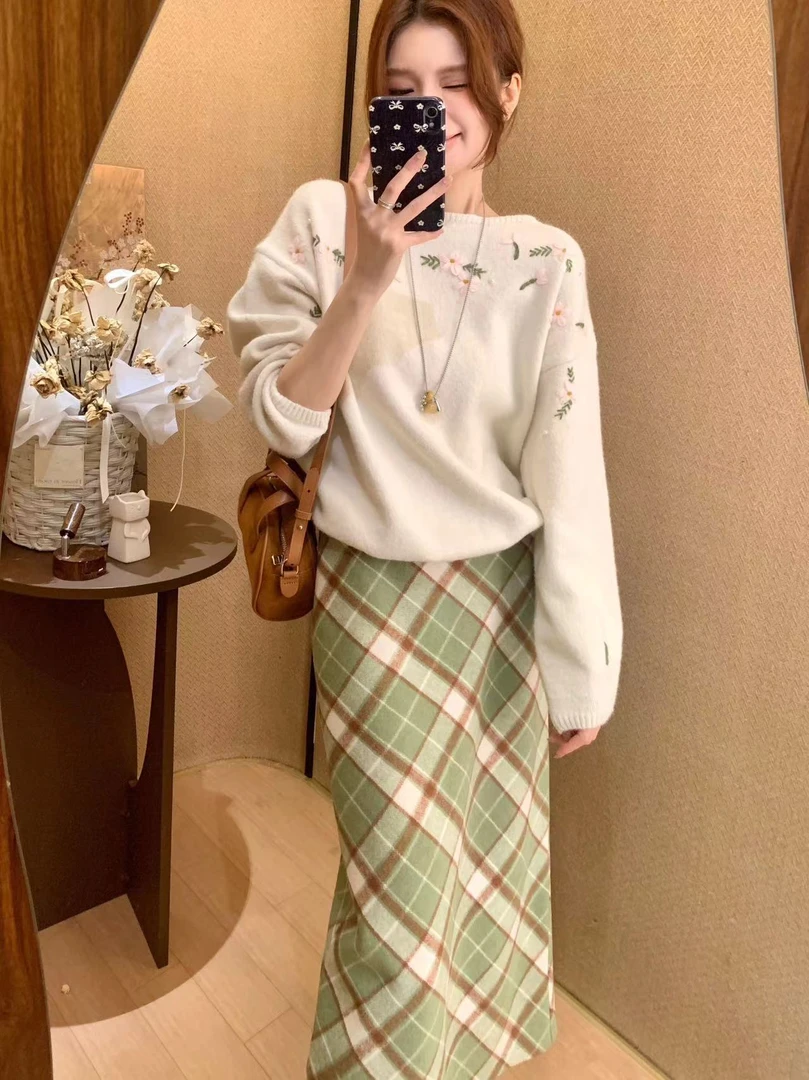 【芝士Cheese】昭和千奈  秋冬季网红甜美圆领宽松花朵刺绣羊毛毛衣