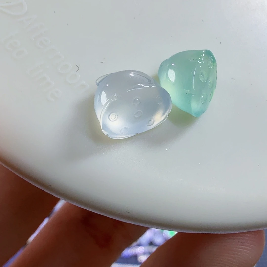 翡翠未镶嵌颈饰一对