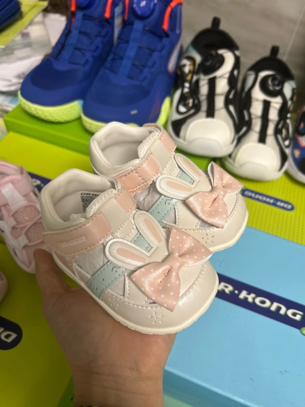 女童包头一段机能鞋。