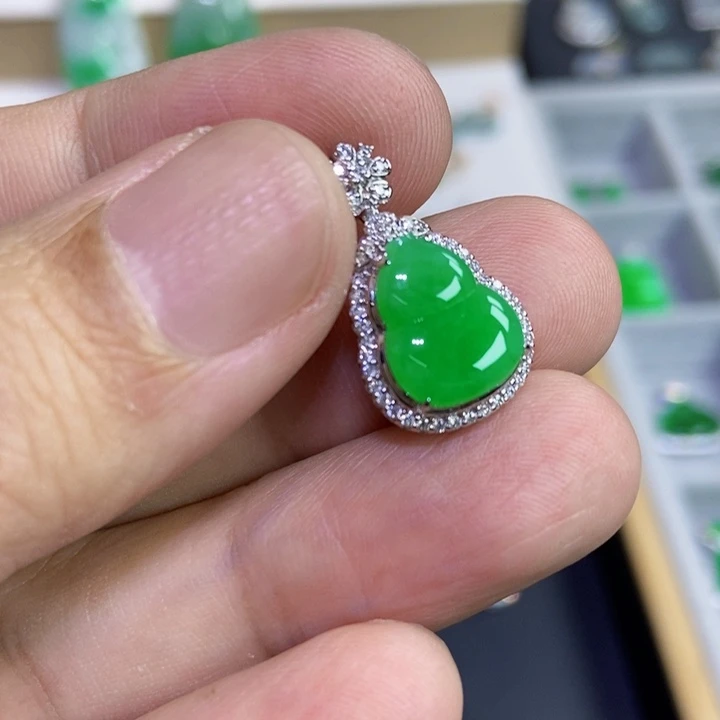 翡翠18K金镶嵌颈饰