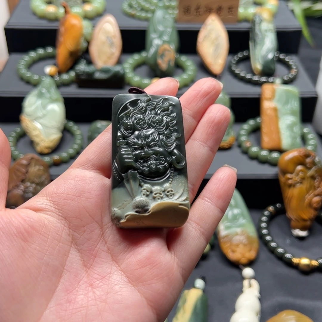 郑***，岫岩河磨玉（透闪石质玉）未镶嵌颈饰