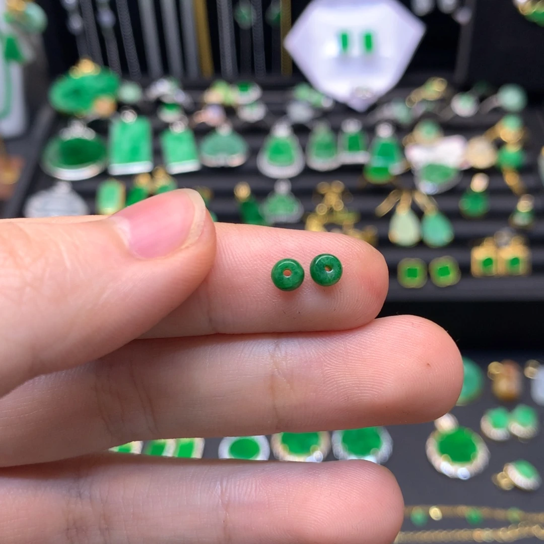 V***Ⅴ翡翠未镶嵌颈饰有纹裂