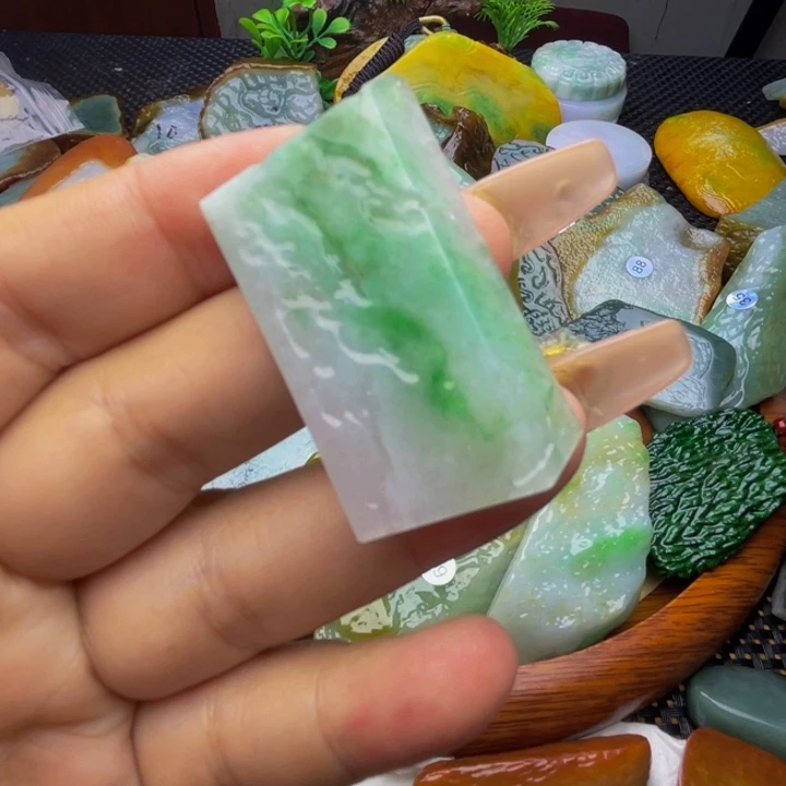 翡翠挂件未镶嵌翡翠