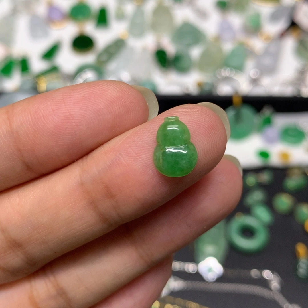 翡翠未镶嵌颈饰有纹裂