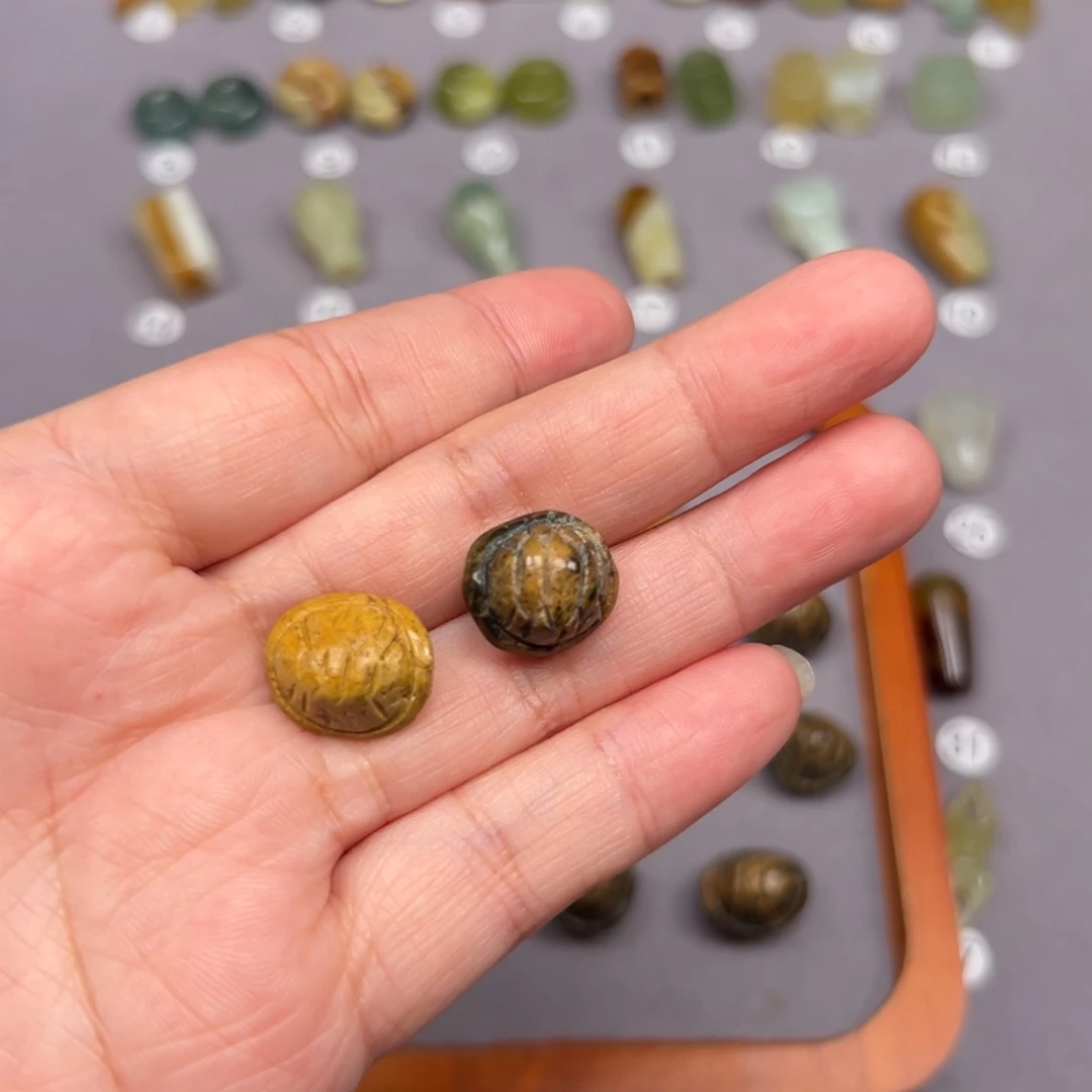 未镶嵌蛇纹石玉颈饰卍****卍