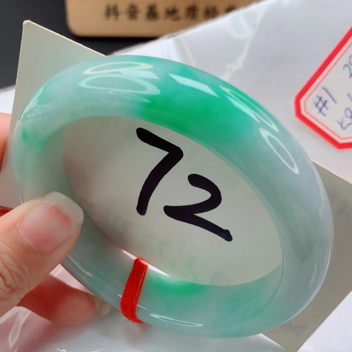 未镶嵌手镯翡翠飘阳绿