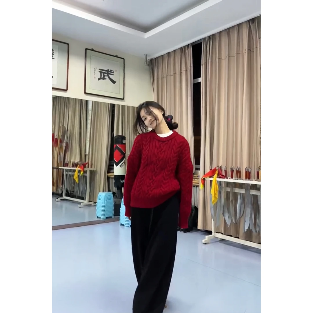 红色毛衣宽松秋冬慵懒风圆领洋气长袖麻花百搭上衣女休闲针织裤