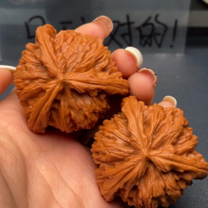 亮****文玩核桃吊坠白狮子