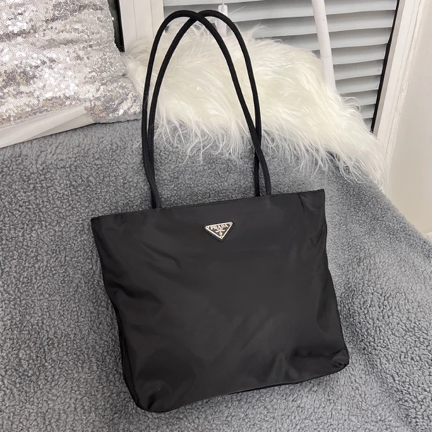 95新 Prada/普拉达 30cm正标黑色尼龙降落伞单肩托特腋下包