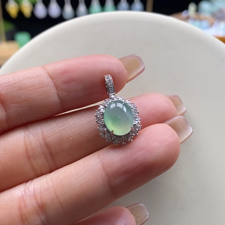 翡翠吊坠(不含链)18K金镶嵌翡翠冰绿旦面吊坠