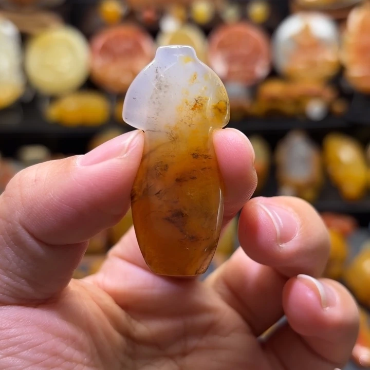 石英质玉（黄龙玉）未镶嵌颈饰