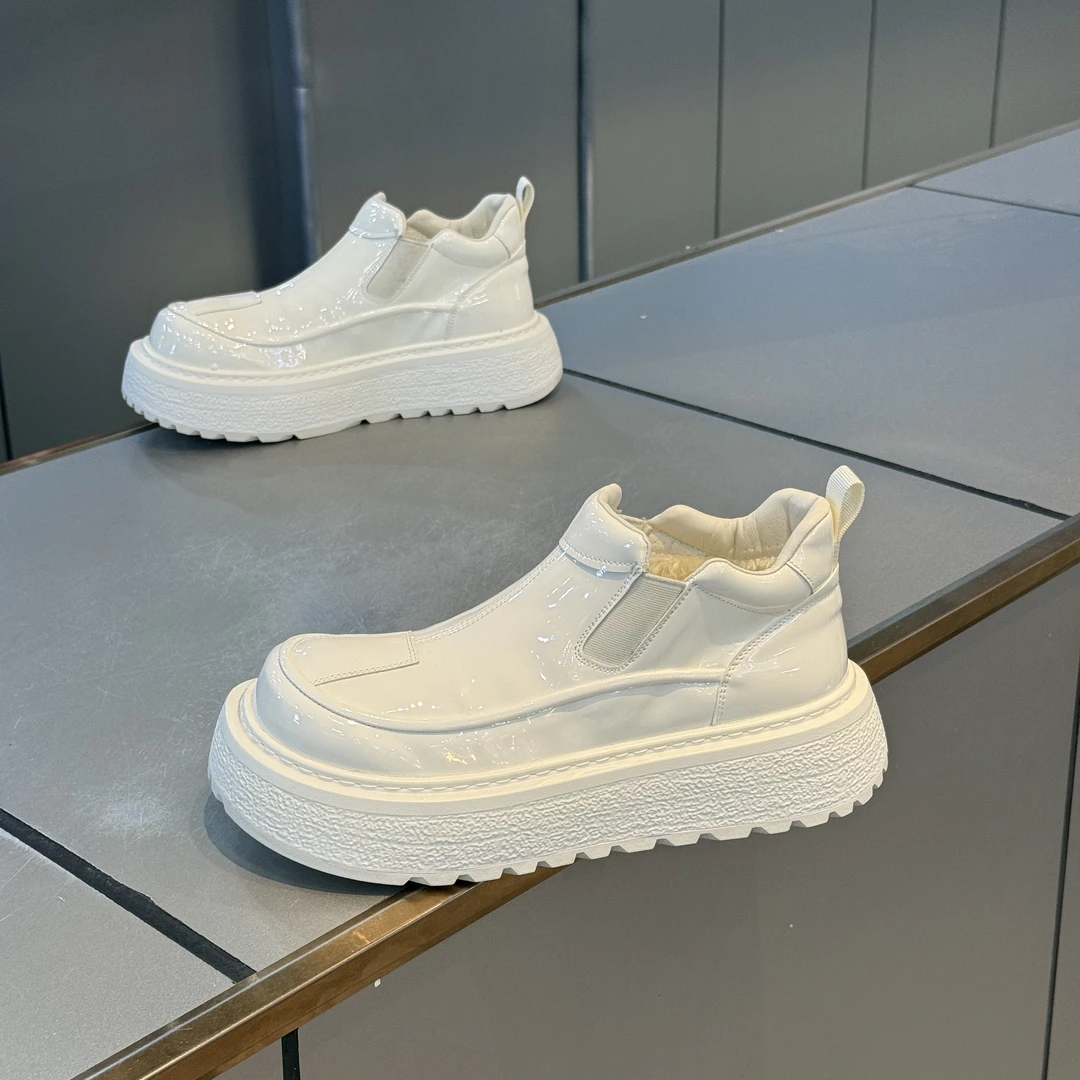 冬季新款厚底低帮防滑百搭潮流英伦风舒适保暖板鞋