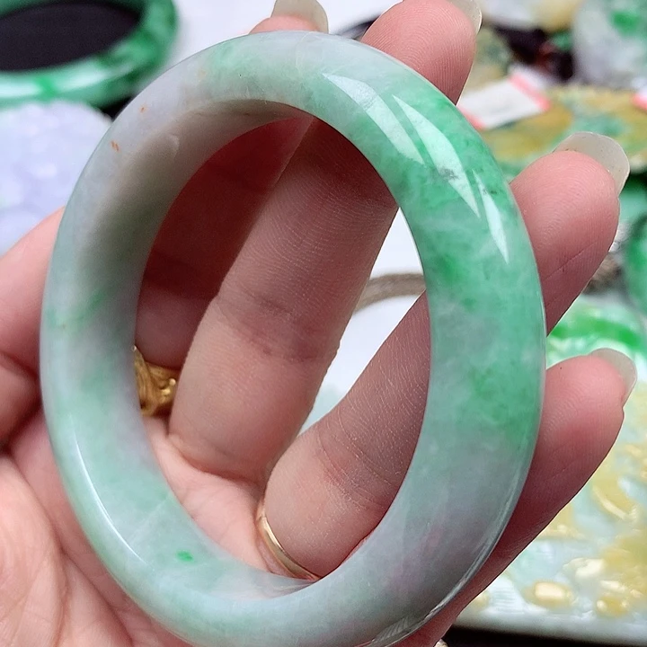 翡翠手镯未镶嵌翡翠