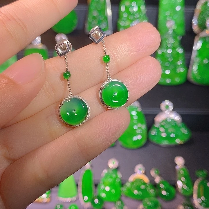 翡翠18K金镶嵌耳饰是