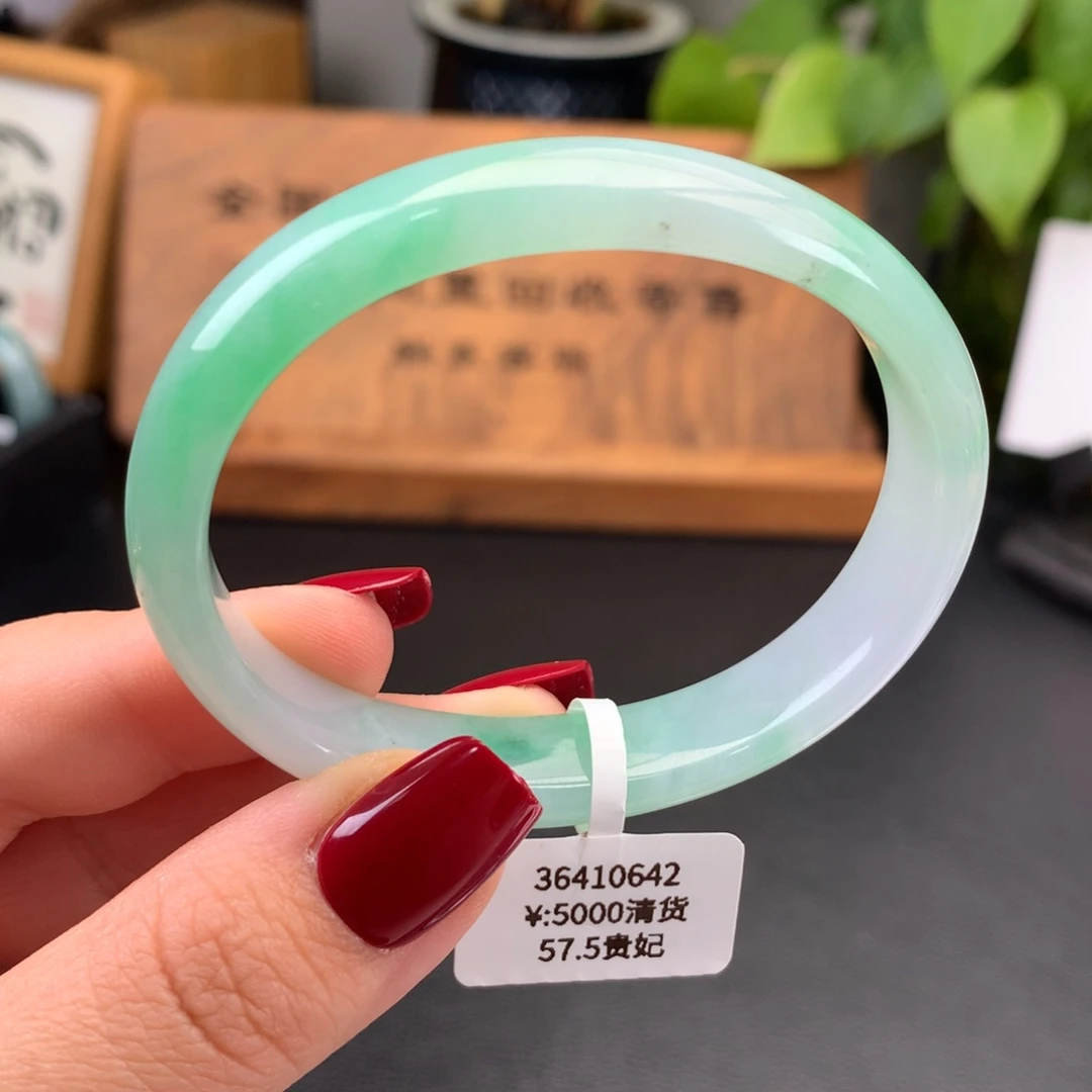 翡翠手镯未镶嵌回流）糯冰飘绿贵妃，有棉纹，有色点实价5800
