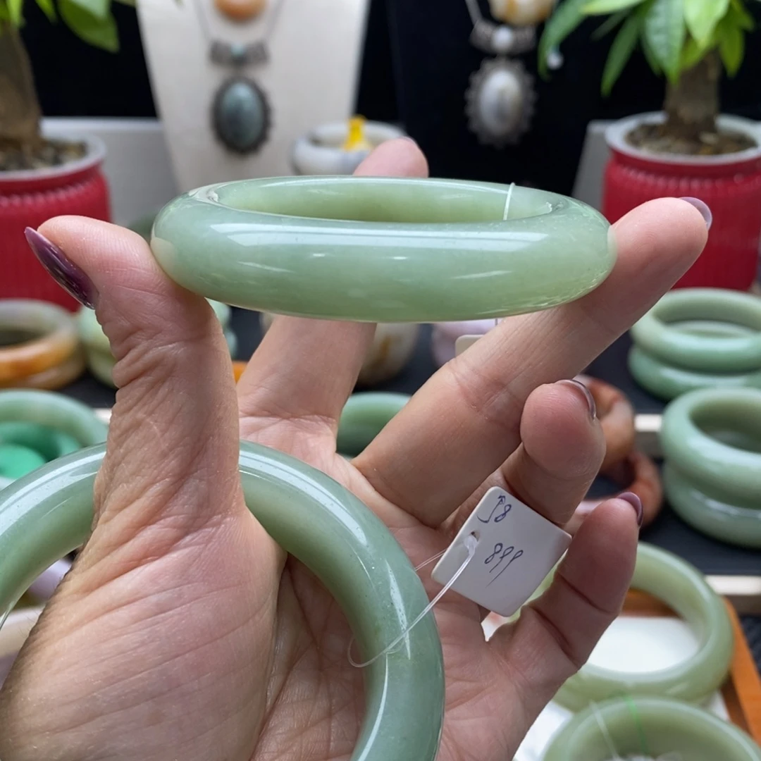 乖***女石英质玉未镶嵌手镯