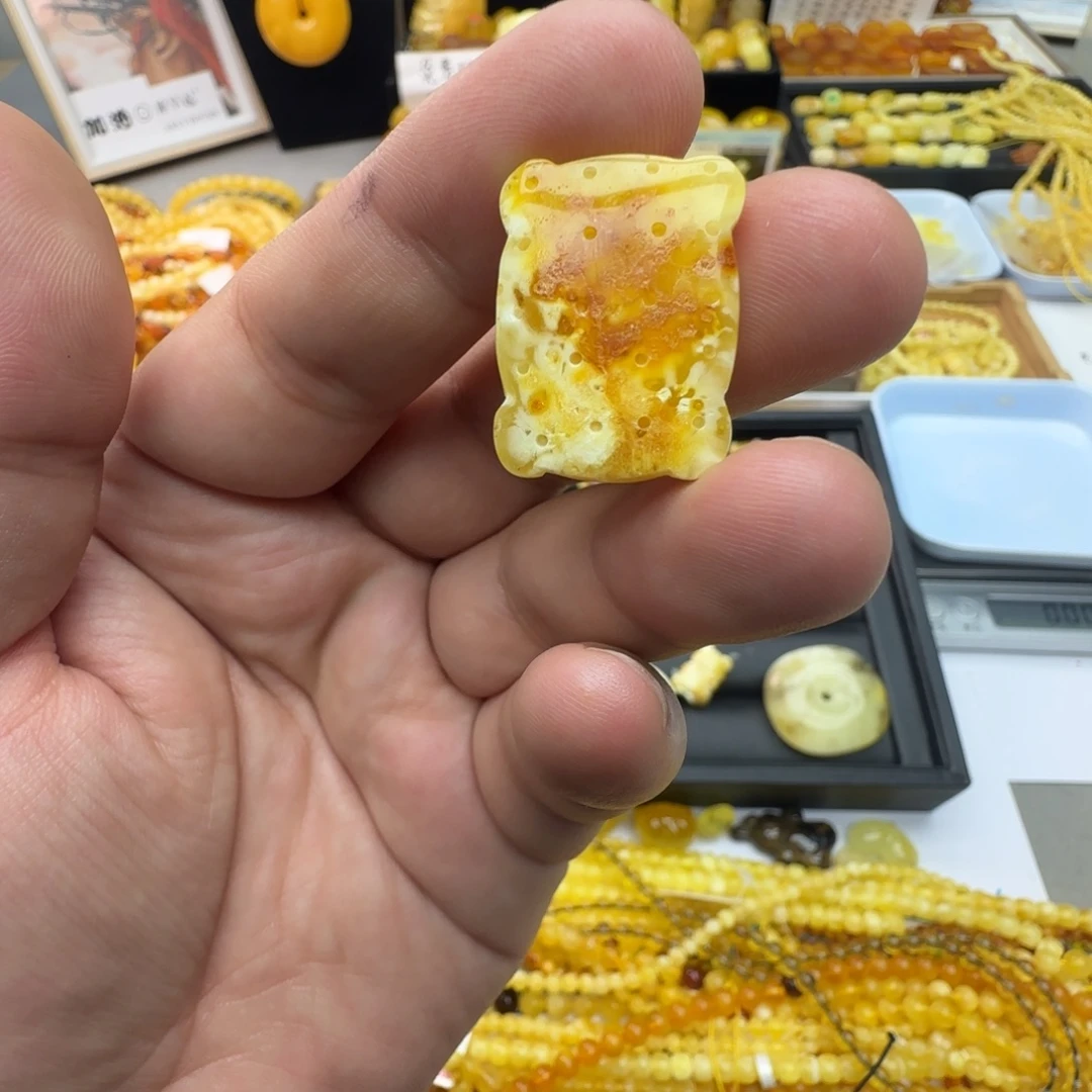 琥珀未镶嵌裸石1.86克