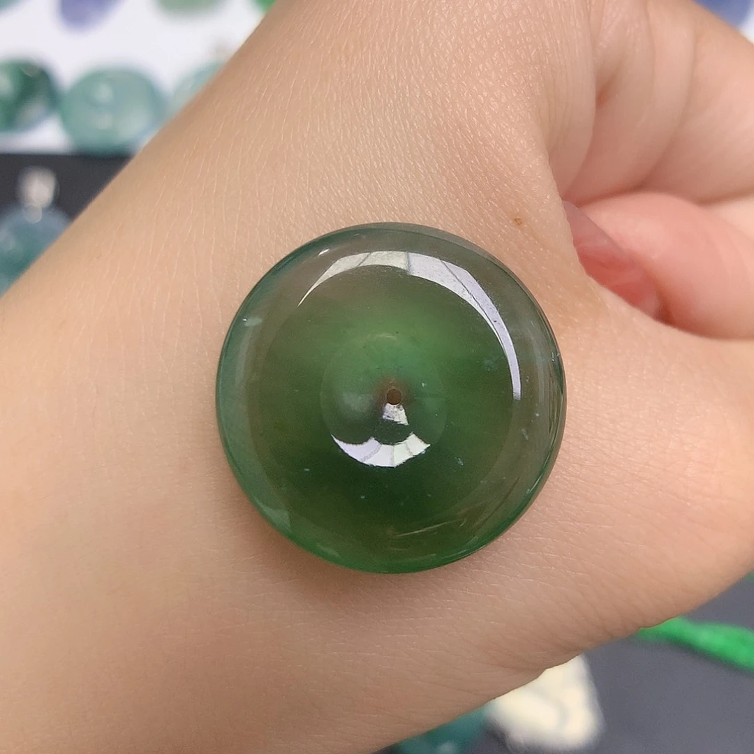 翡翠颈饰未镶嵌平安扣