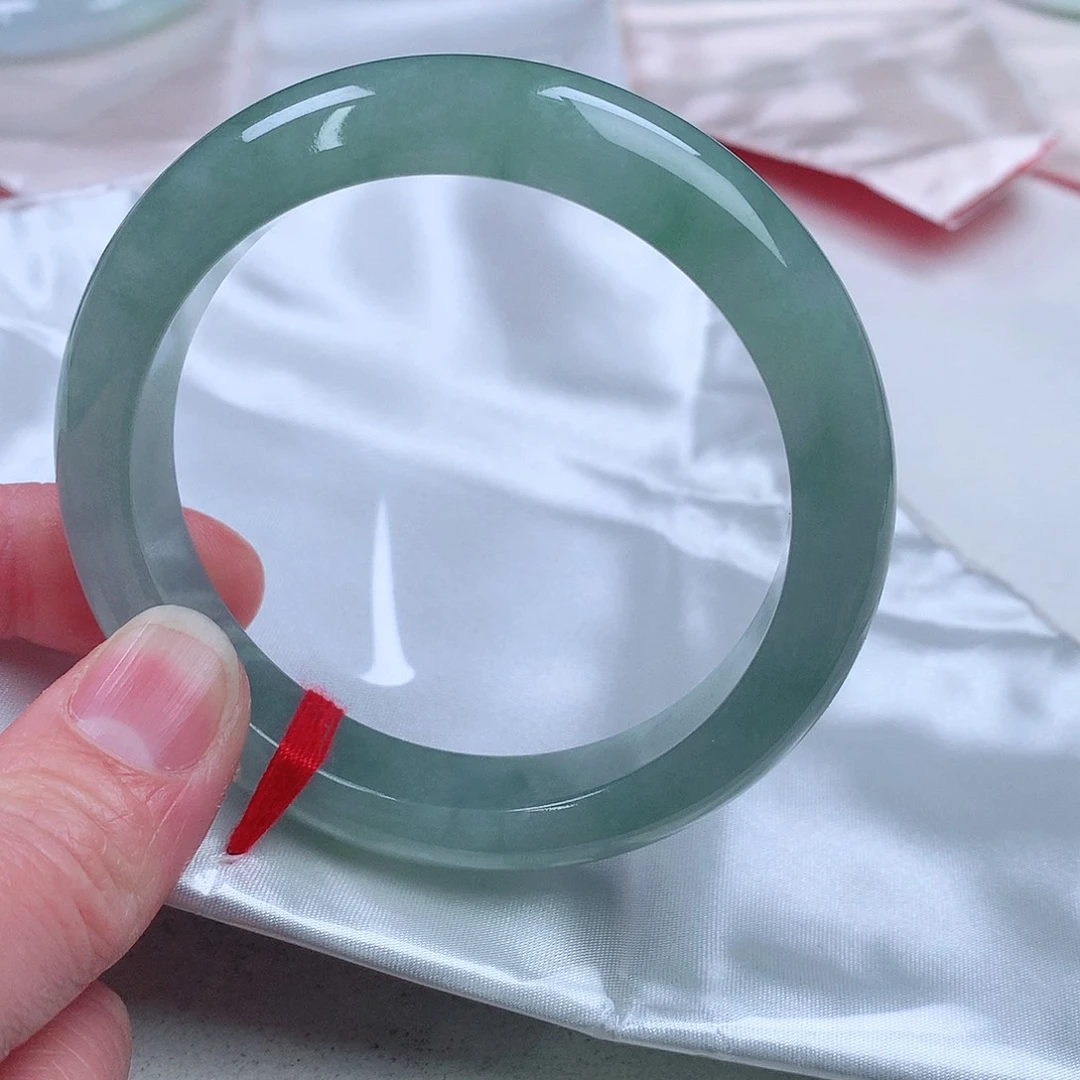 翡翠手镯未镶嵌。。