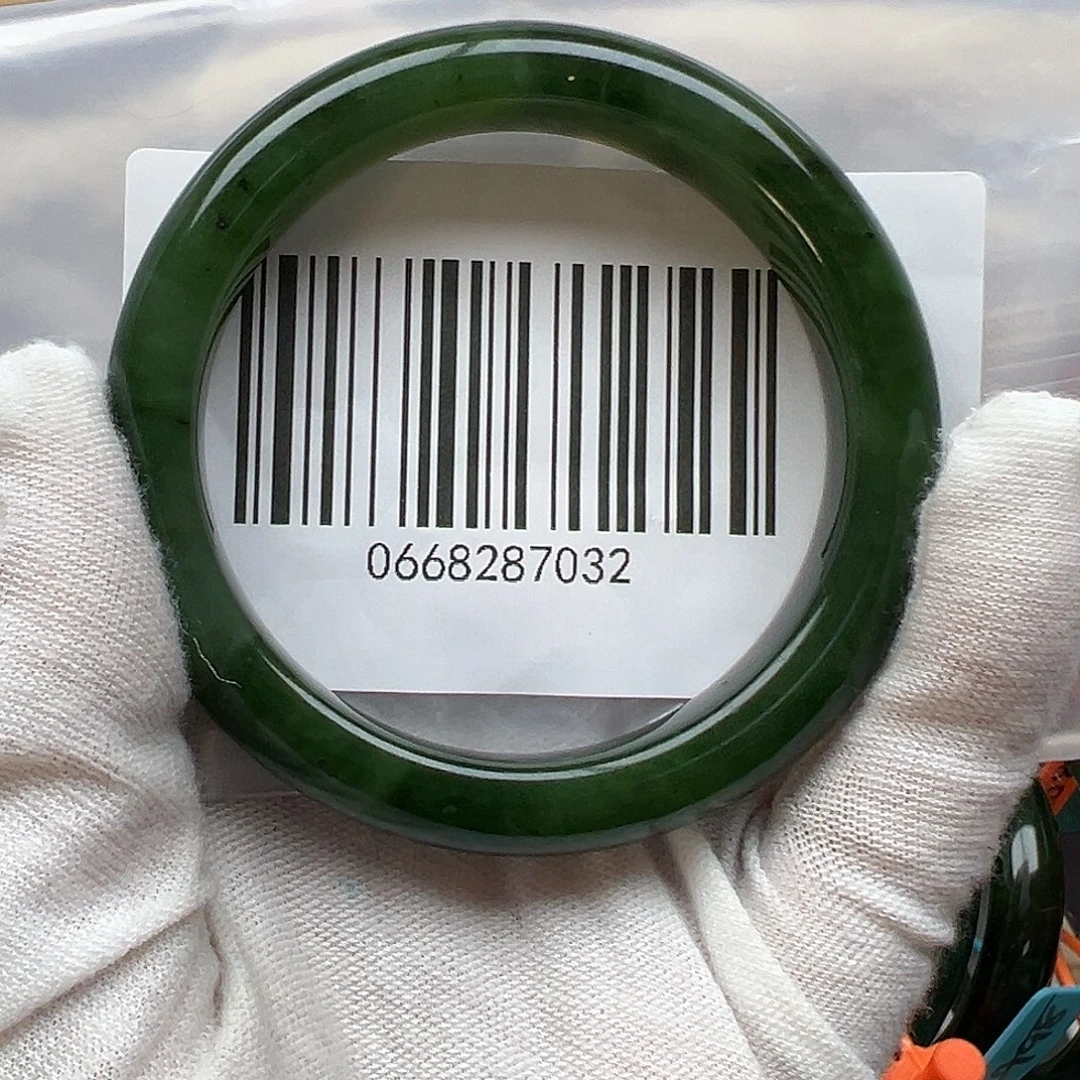 朋***文和田玉未镶嵌手镯