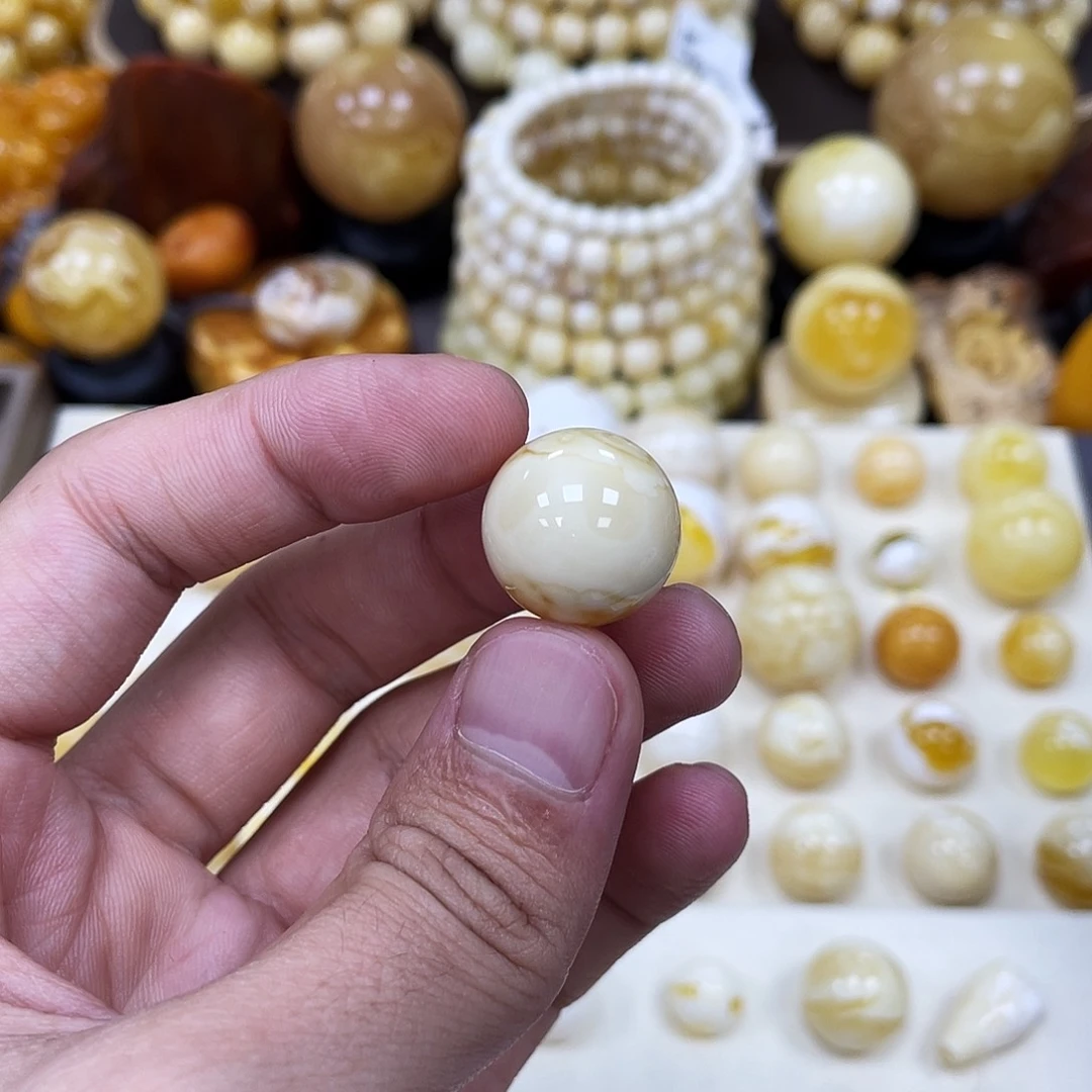 飒***、蜜蜡未镶嵌珠宝奇石17.6mm【金丝妖花奶瓷白】瑕疵圆珠