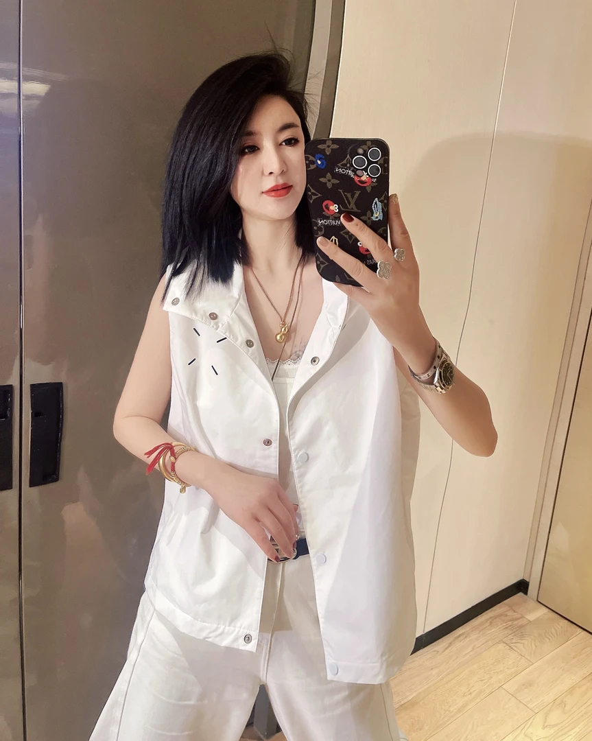 哝NONG-2025女生的早春打工人穿搭明线纽扣数字连帽马甲01892378