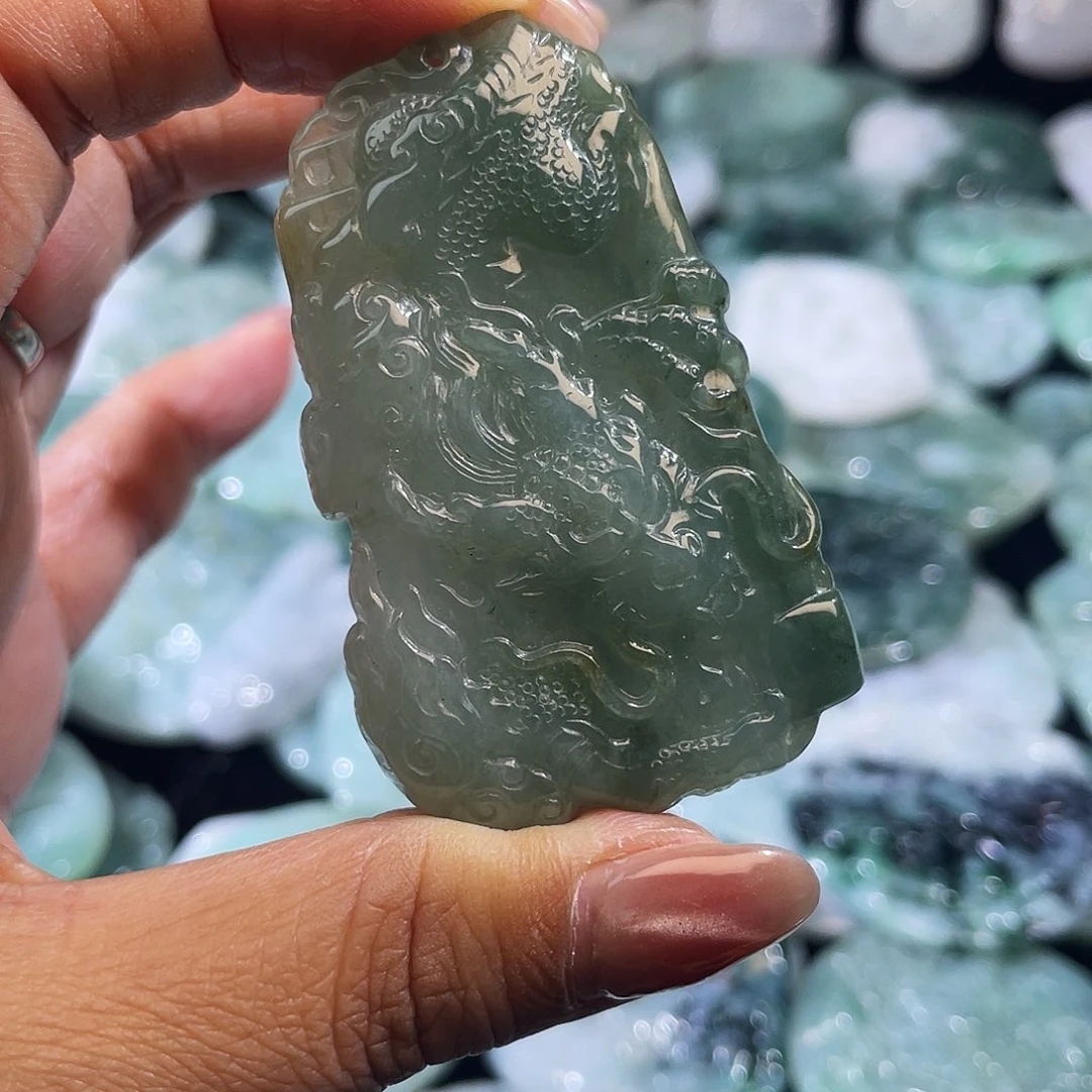 翡翠未镶嵌颈饰龙牌