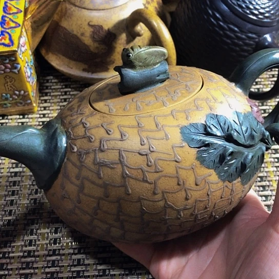 紫砂茶壶原矿泥料手工制作的紫砂壶。