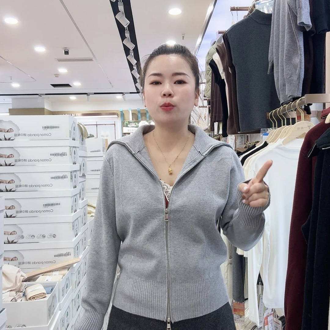 女士灰色翻领外套一件