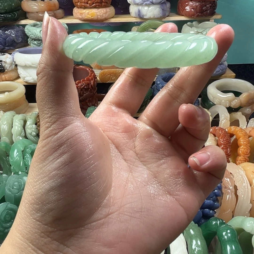 石英质玉未镶嵌雕花手镯