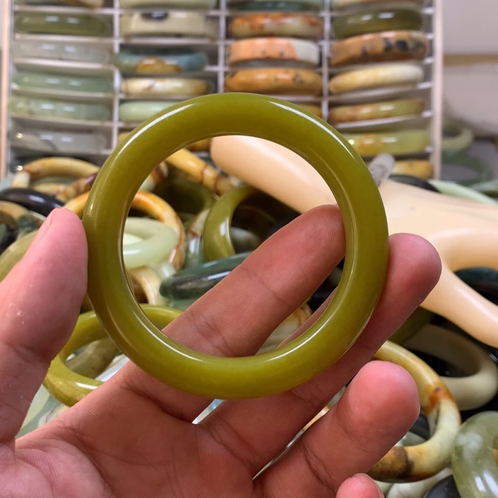 蛇纹石玉手镯未镶嵌