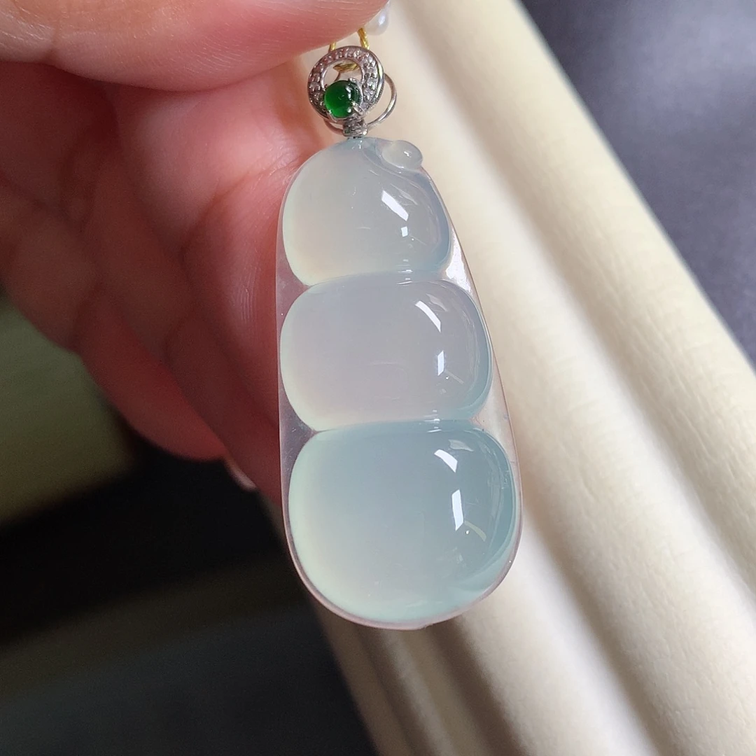 翡翠18K金镶嵌颈饰福豆