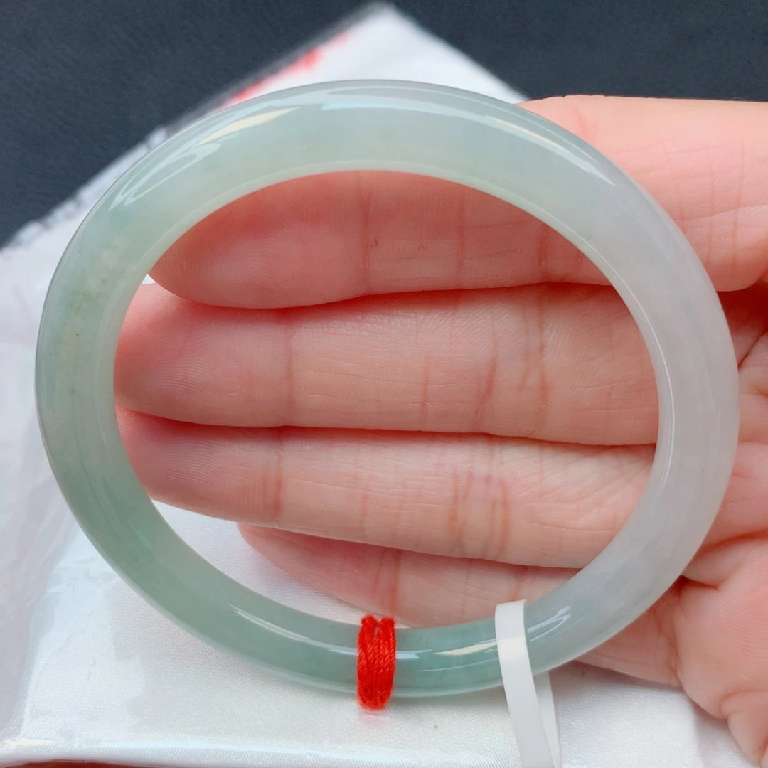 翡翠未镶嵌手镯54美人条 绿底半山水