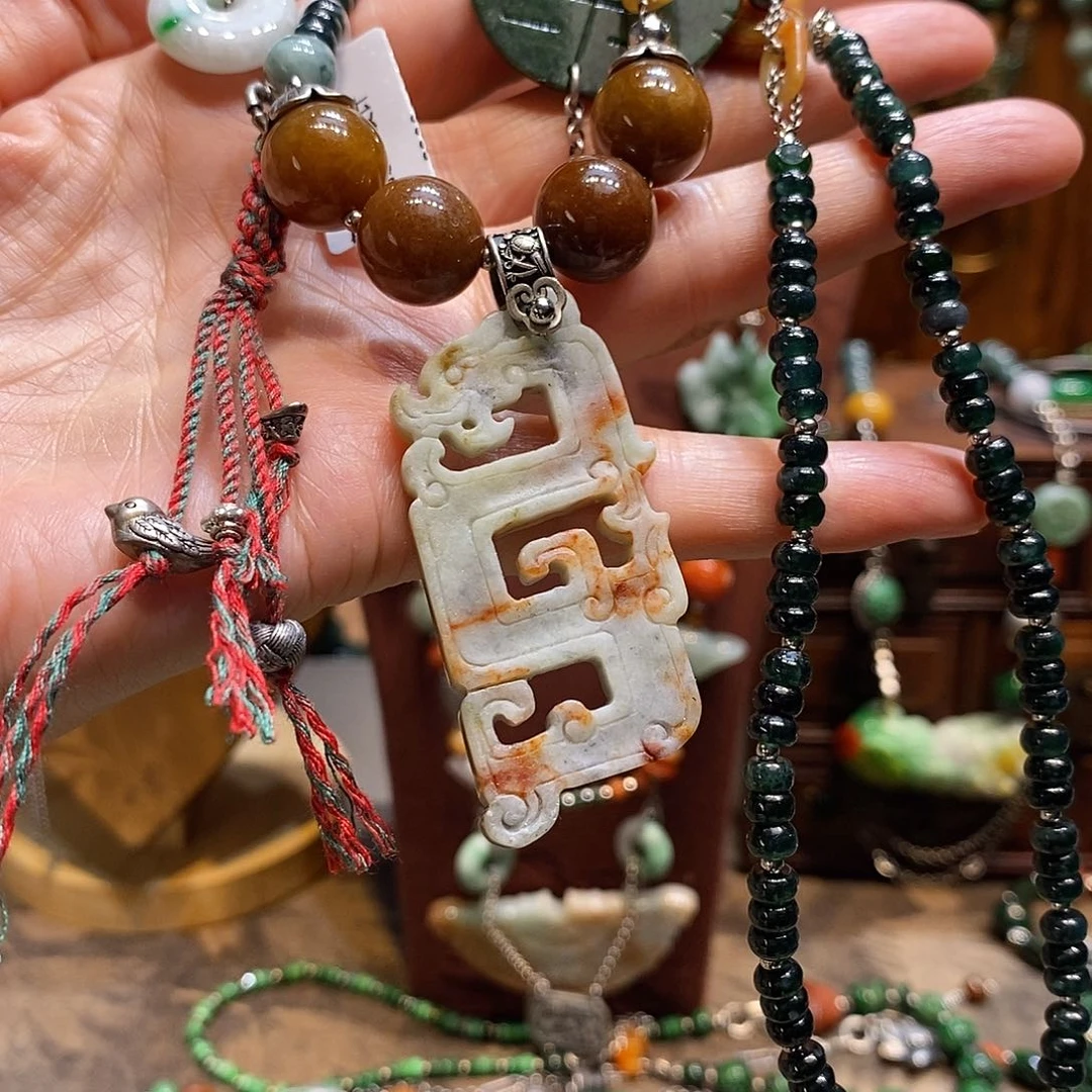 翡翠未镶嵌吊坠(赠链)