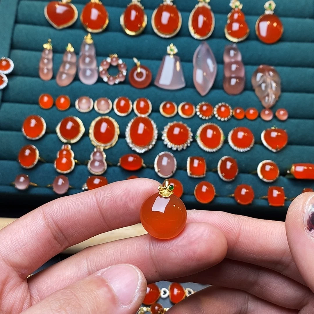 南红玛瑙18K金镶嵌颈饰