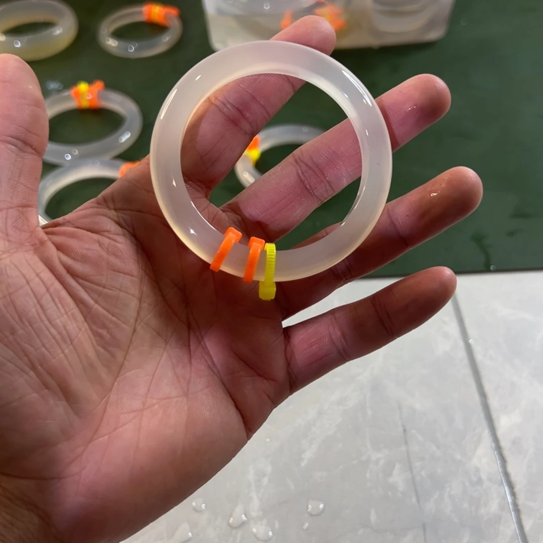 玛瑙/玉髓手镯未镶嵌晚*?