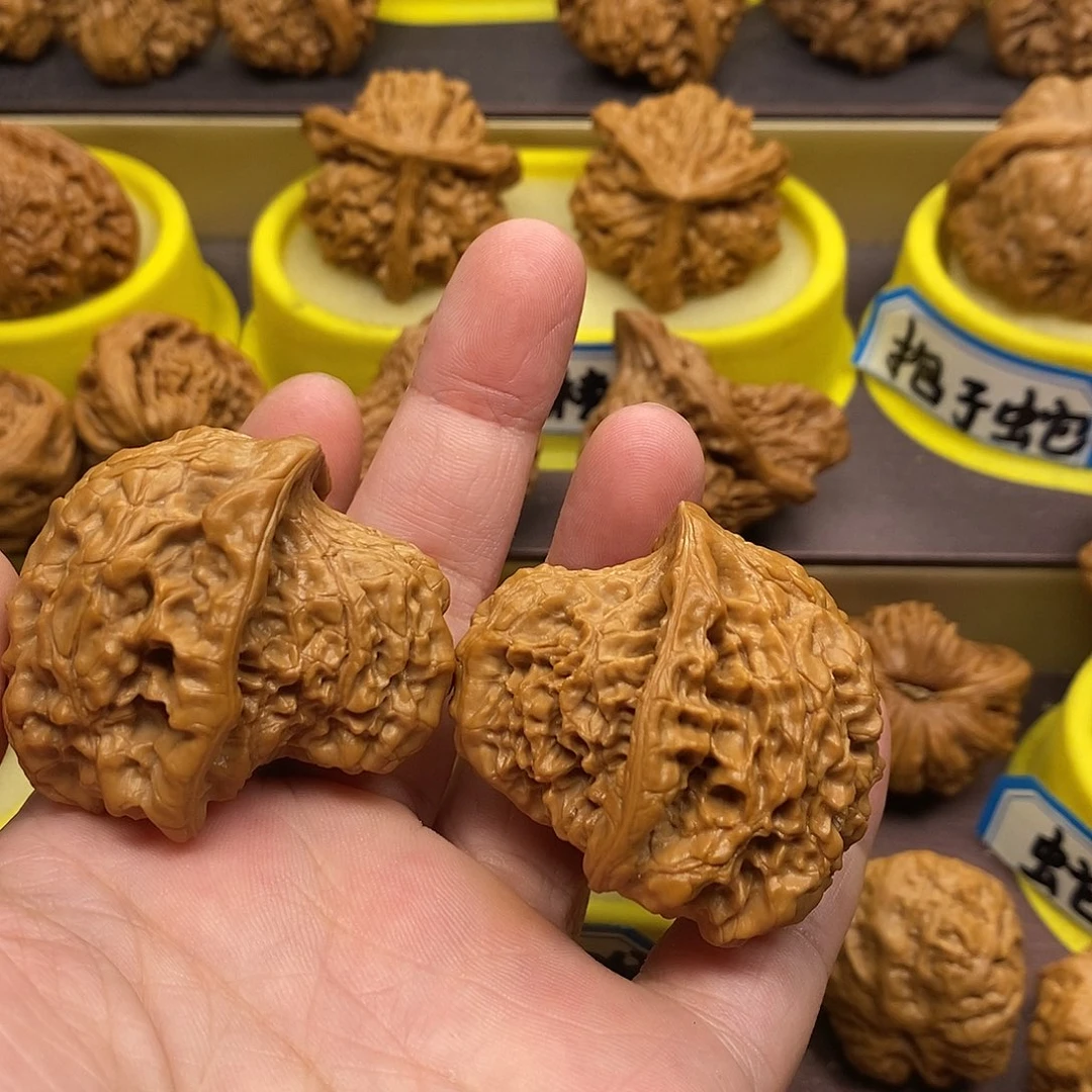 文玩核桃吊坠抱子蛇