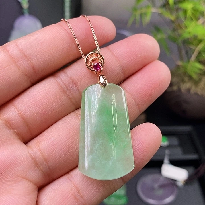 翡翠未镶嵌吊坠(赠链)