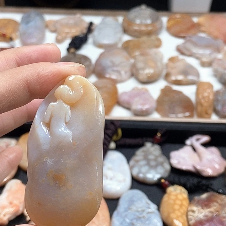 颈饰未镶嵌硅化珊瑚（珊瑚玉）