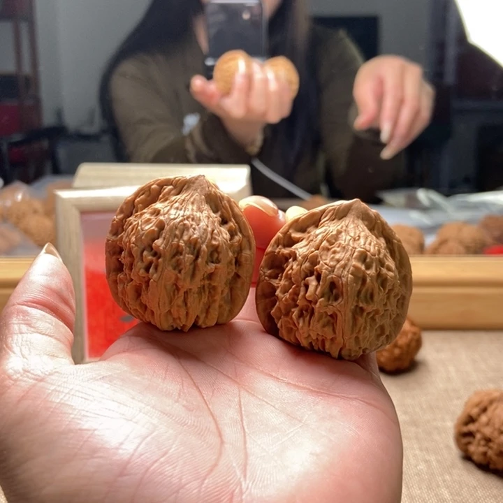 文玩核桃吊坠红狮子47