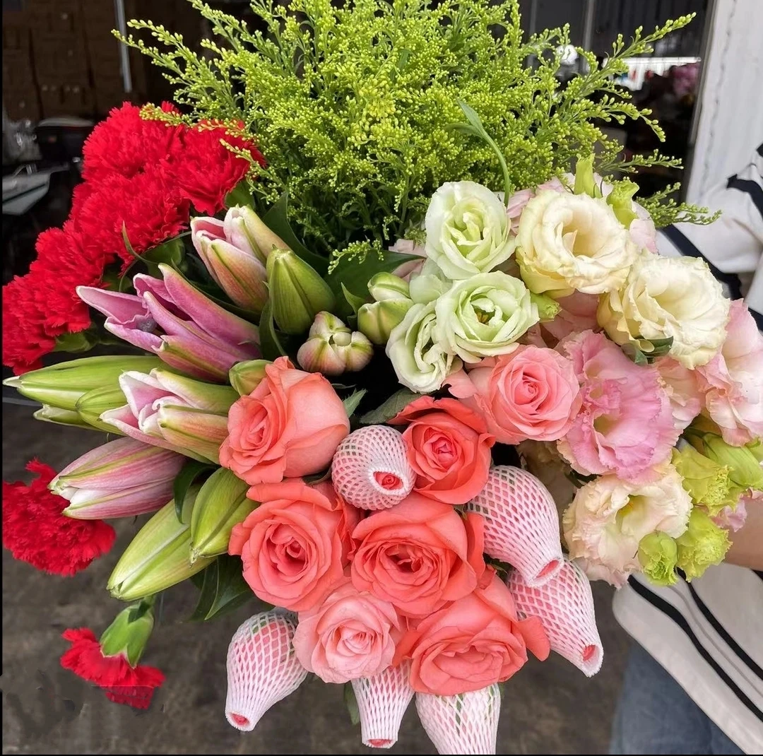 【爆款】粉玫瑰10枝+香水百合+康乃馨10枝+洋桔梗+配草云南鲜花花束